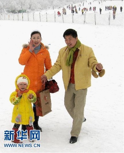 这是税成康一家三口的幸福合影（2008年1月1日摄）