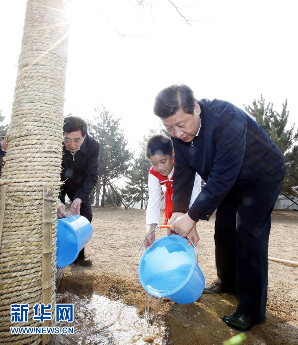 习近平总书在参加首都义务植树活动