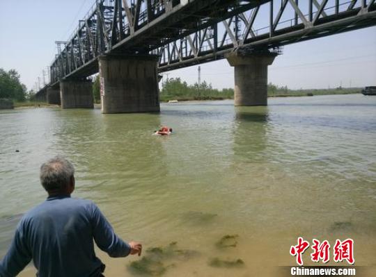 轻生女跳大运河80后民警冒险施救累虚脱昏迷